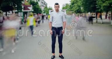 城市户外休闲服装中英俊的阿拉伯男子的时光流逝画像